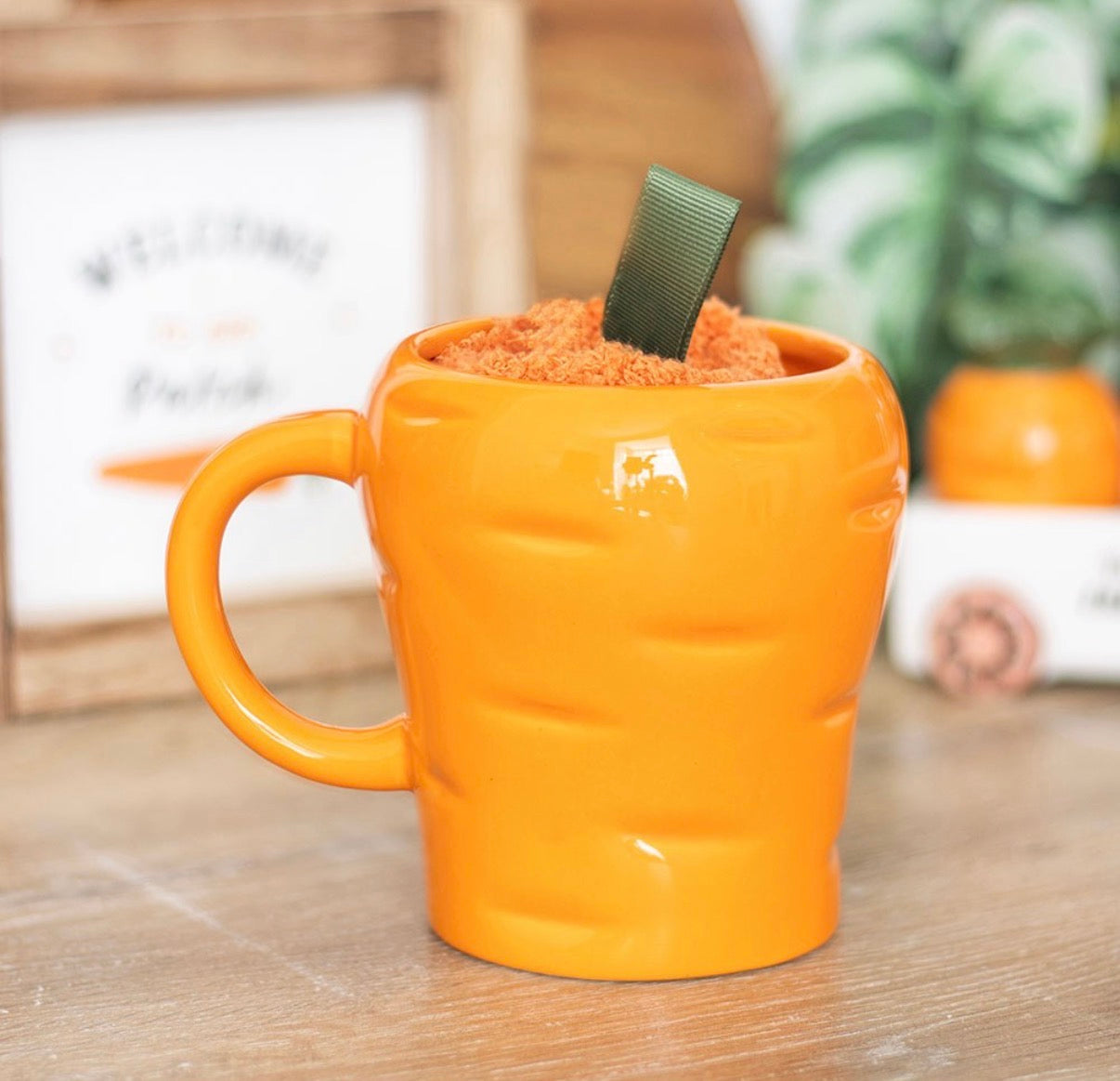 CARROT SHAPED MUG AND SOCKS SET
