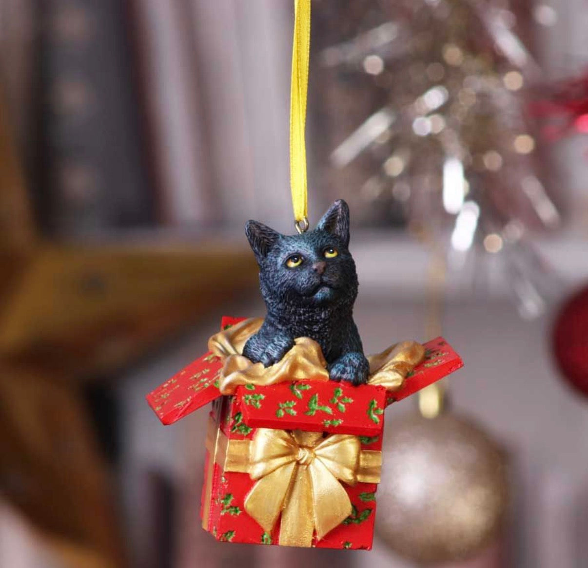 Present Cat Hanging Ornament (LP) 9cm