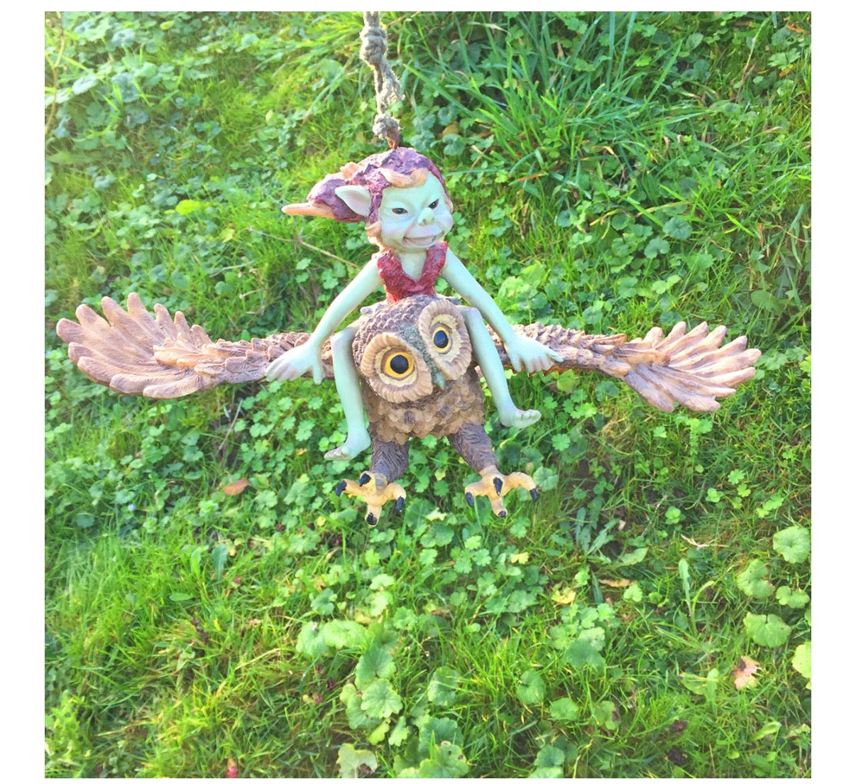 PIXIE RIDING OWL ON ROPE HANGING H14CM