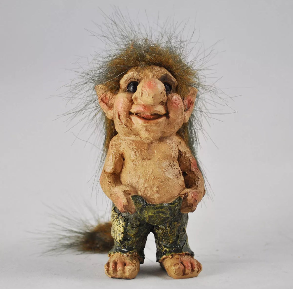 TROLL - HOLDING PANTS UP H8CM