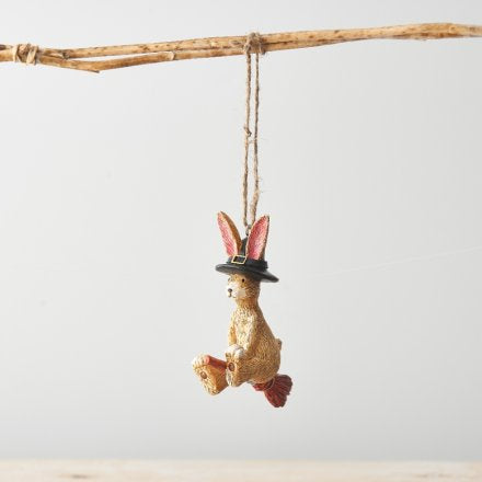 JASPER RABBIT FLYING BROOMSTICK, 9CM
