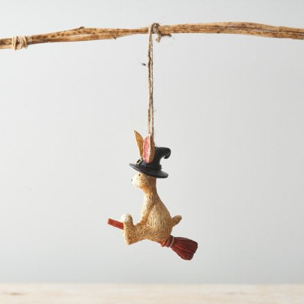 JASPER RABBIT FLYING BROOMSTICK, 9CM