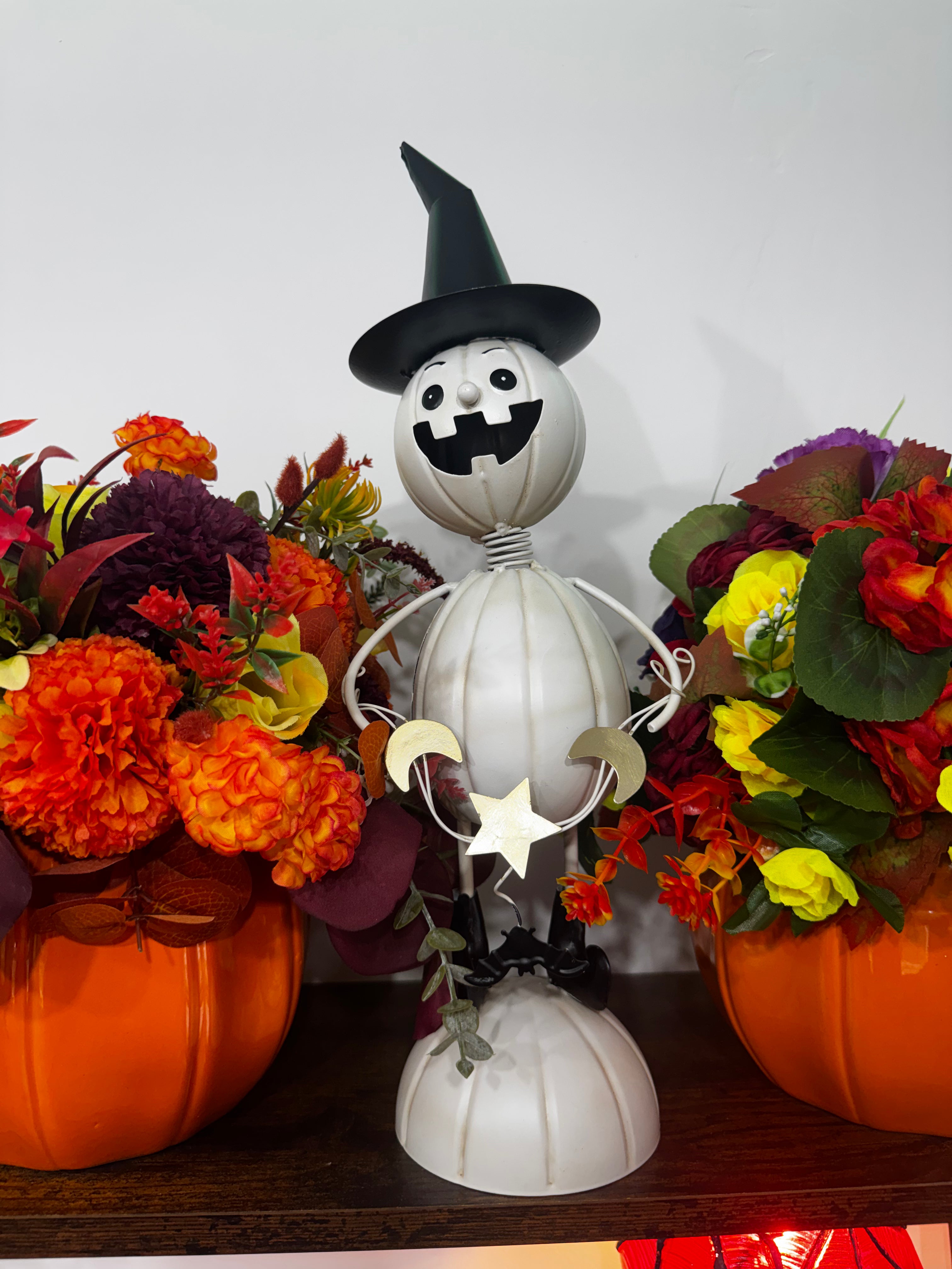 WHITE METAL PUMPKIN MAN ORNAMENT WITH WITCH HAT